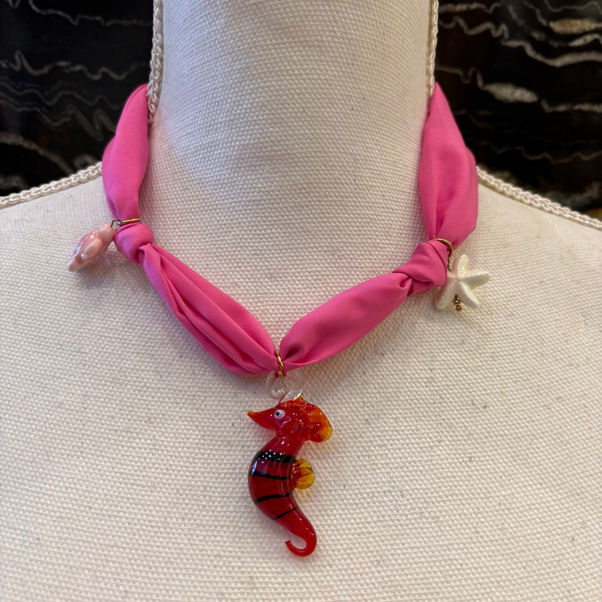 COLLAR TELA ROSA