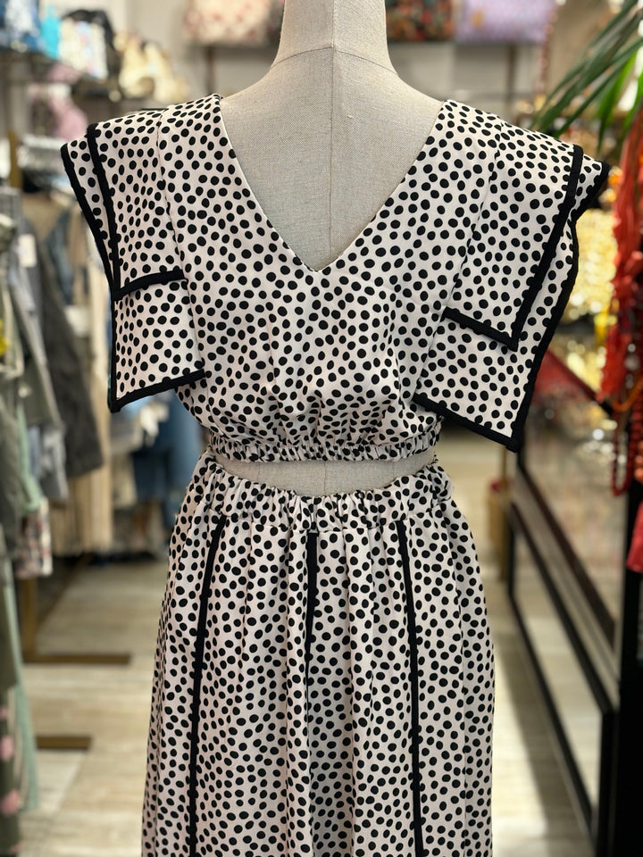 CONJUNTO BEIGE CON LUNAR NEGRO