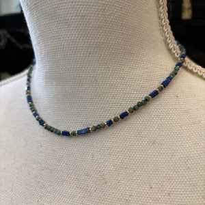 COLLAR PIEDRAS VERDES Y AZULES