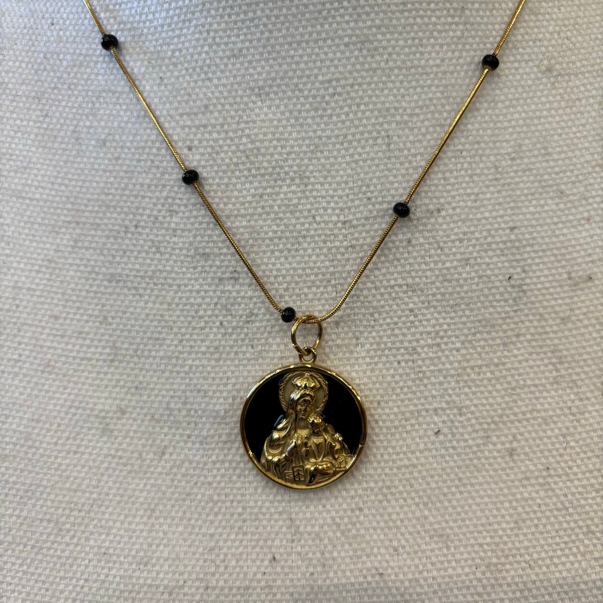 CADENA VIRGEN DEL CARMEN ESMALTADA NEGRA