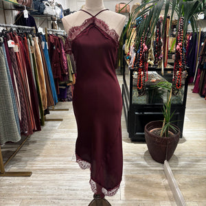 VESTIDO LENCERO ASIMETRICO BURDEOS