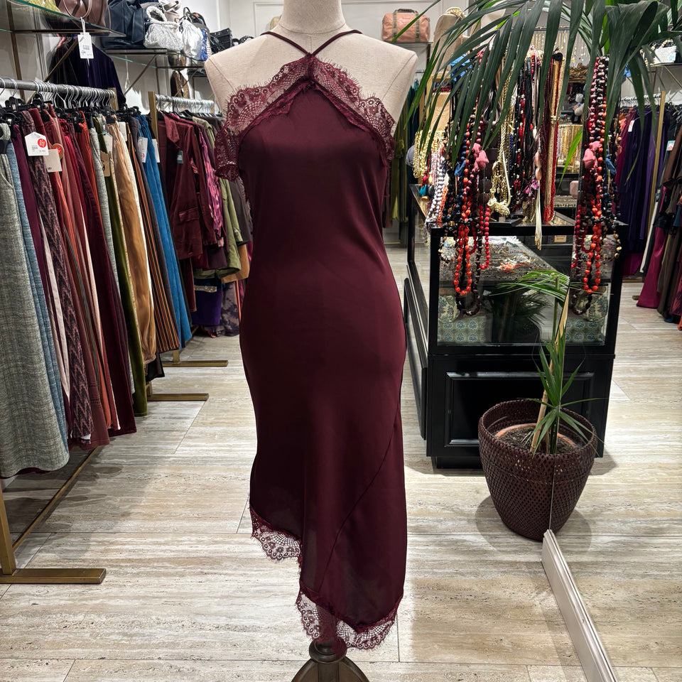 VESTIDO LENCERO ASIMETRICO BURDEOS