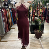 VESTIDO LENCERO ASIMETRICO BURDEOS