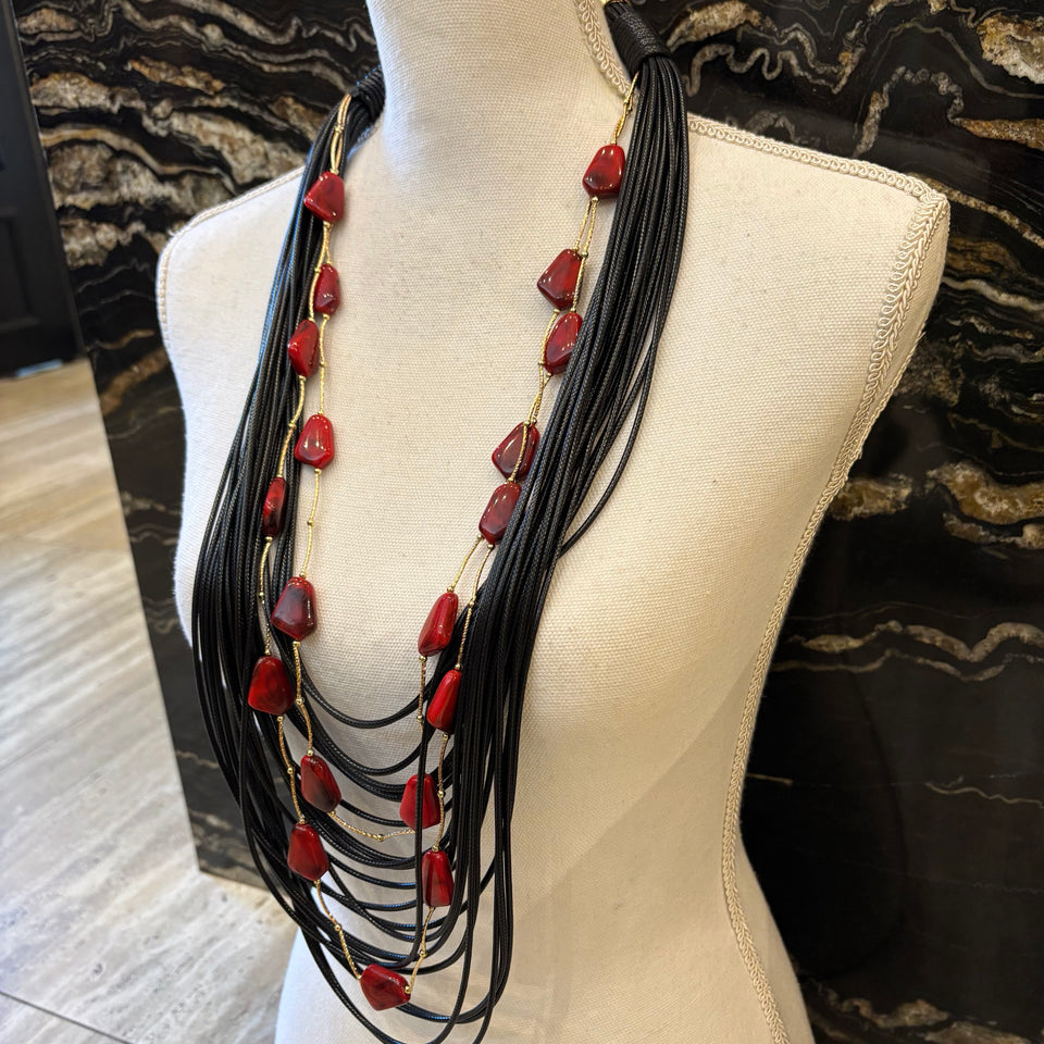 COLLAR LARGO CUERDA PIEDRAS ROJAS