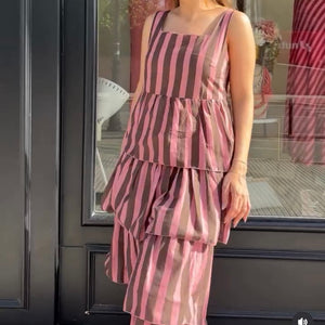 VESTIDO DE RAYAS MARRÓN Y ROSA CON VOLANTES