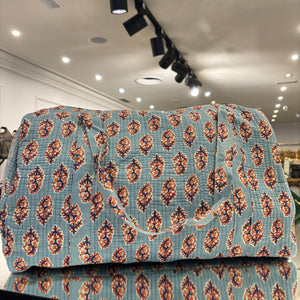 BOLSA ESTAMPADA FONDO CELESTE FLOR