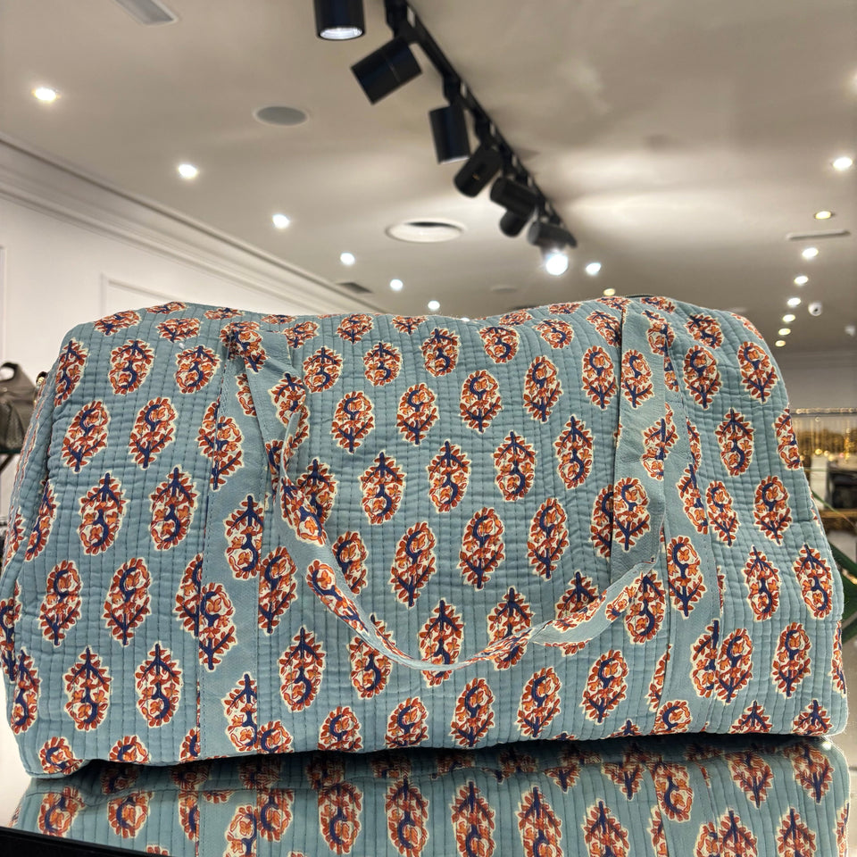 BOLSA ESTAMPADA FONDO CELESTE FLOR