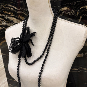COLLAR LARGO FLOR DE TELA BOLAS NEGRAS