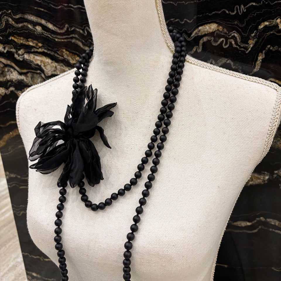 COLLAR LARGO FLOR DE TELA BOLAS NEGRAS