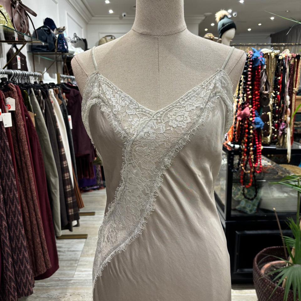 VESTIDO LENCERO ASIMETRICO BEIGE CORTO