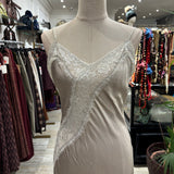 VESTIDO LENCERO ASIMETRICO BEIGE CORTO