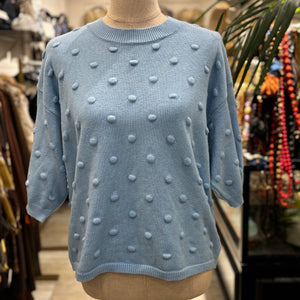 JERSEY CON TOPO EN RELIEVE CELESTE