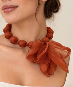 CHOKER FLOR TELA CALDERA