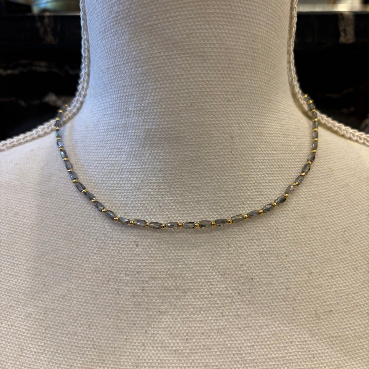 COLLAR CRISTAL GRIS