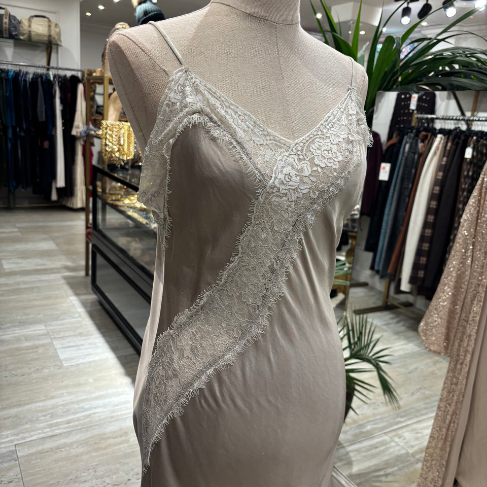 VESTIDO LENCERO ASIMETRICO BEIGE CORTO