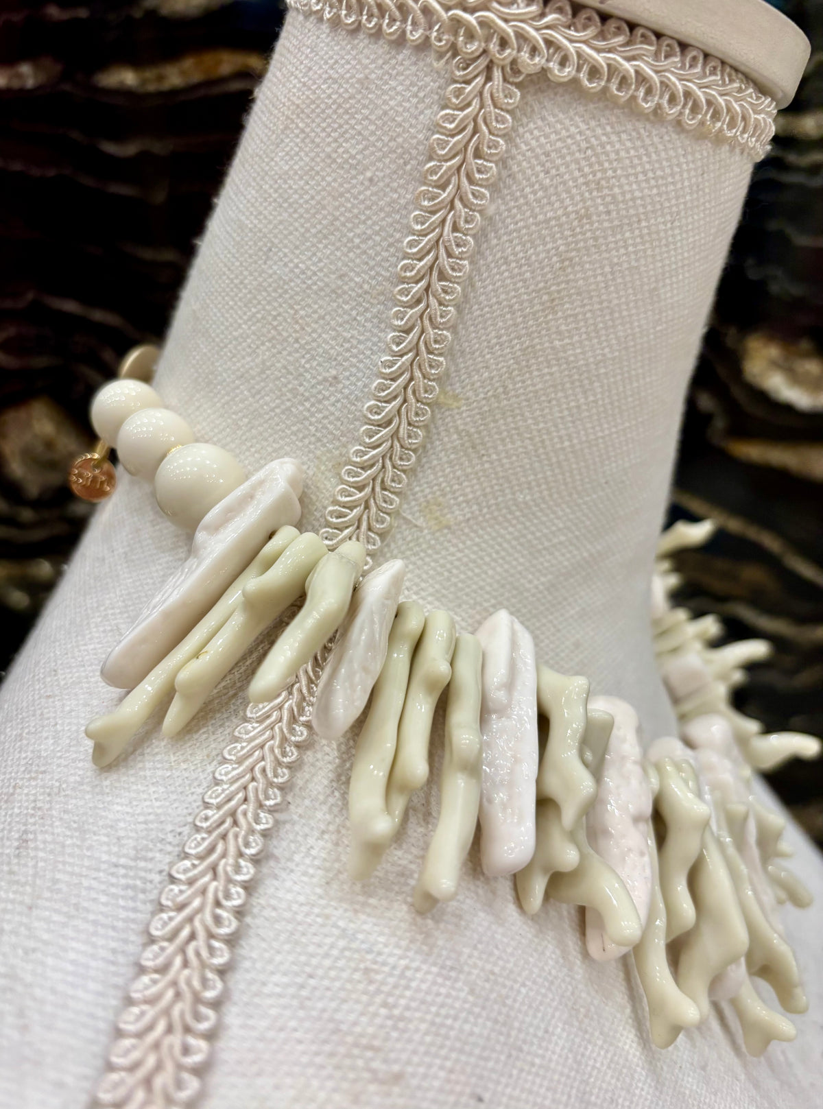 COLLAR CUENTAS GRANDES Y CORALES BLANCO Y BEIGE