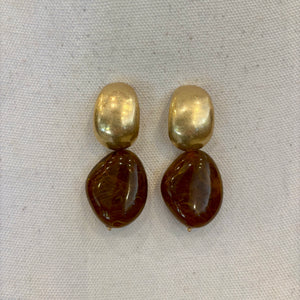PENDIENTE DORADO Y PIEDRA MARRON