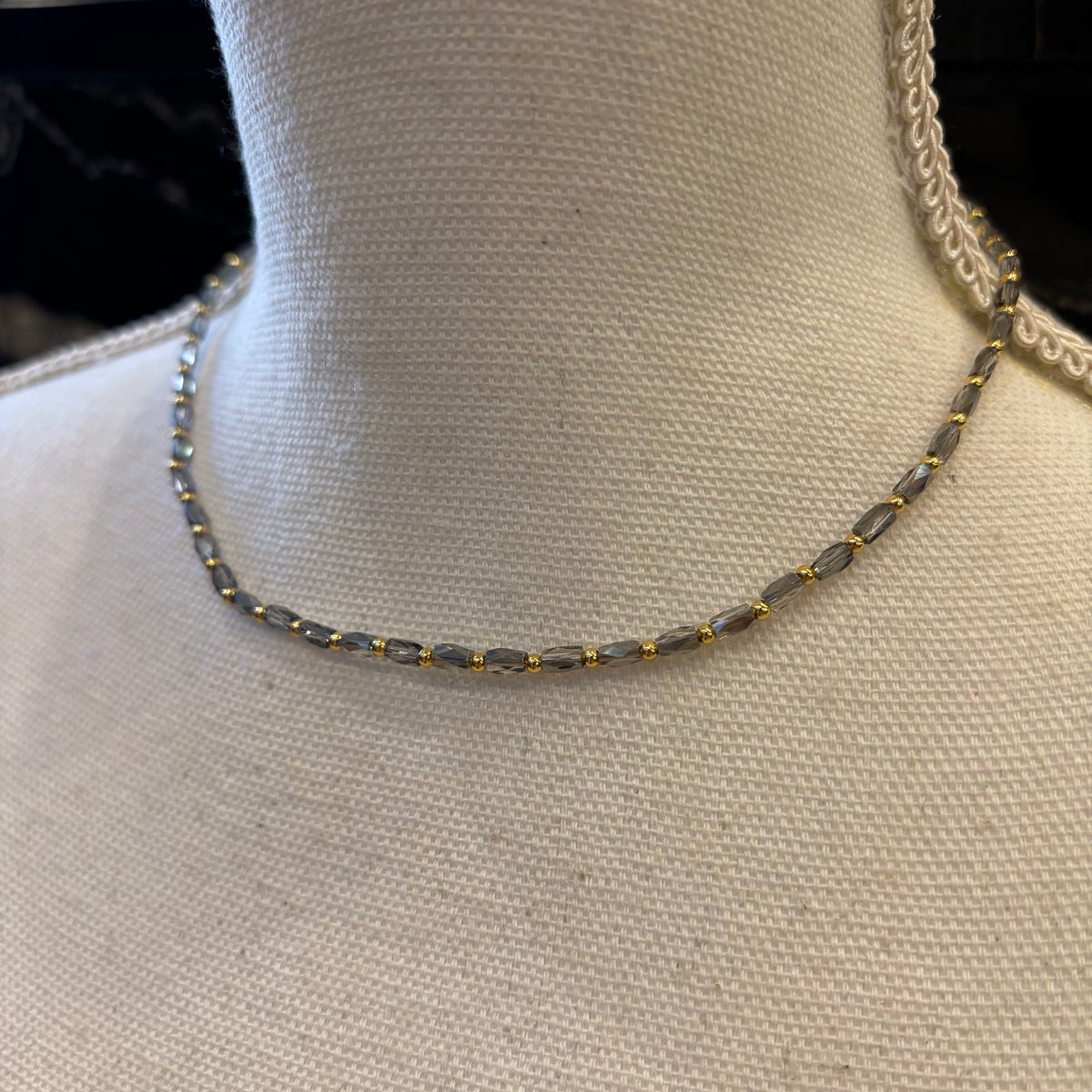 COLLAR CRISTAL GRIS