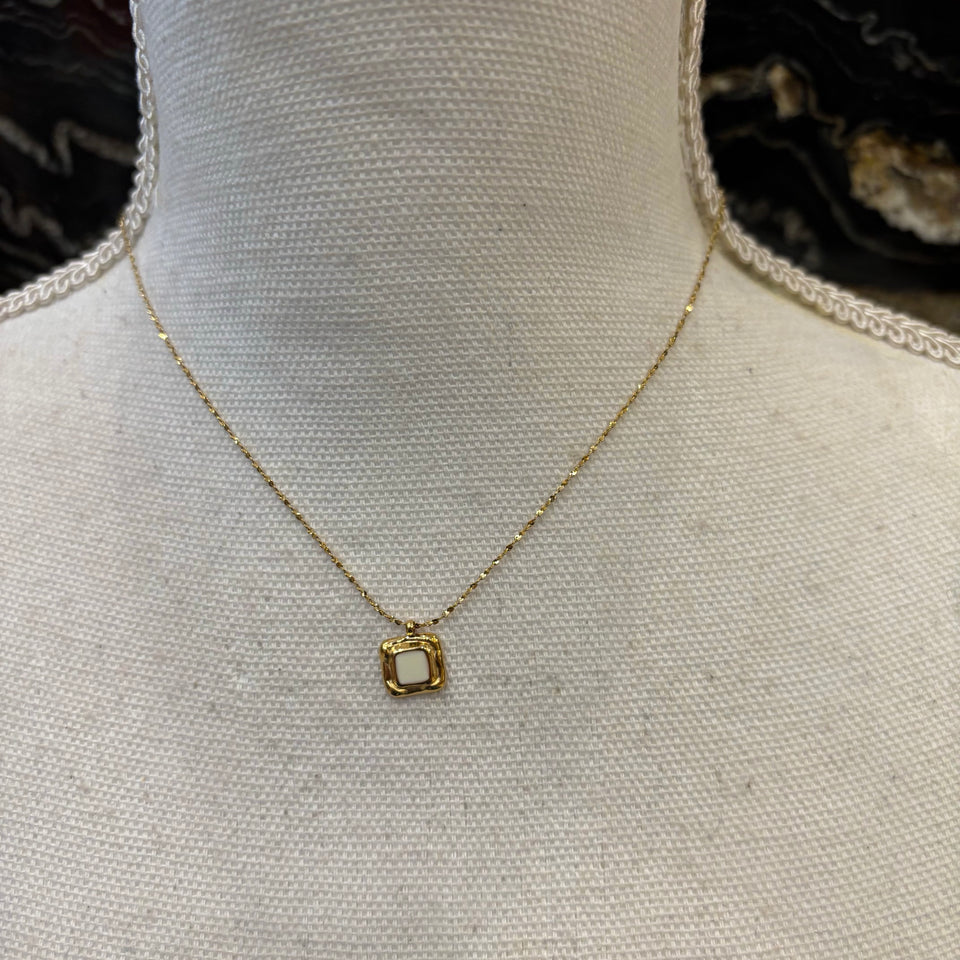 CADENA CON COLGANTE ESMALTADO CREMA