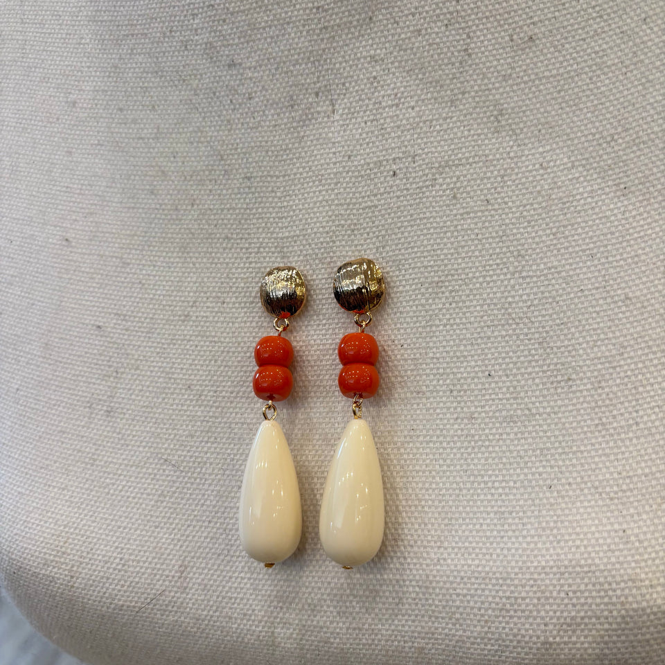 PENDIENTE GOTA DE HUESO Y CORAL