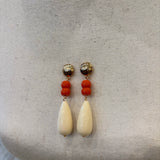 PENDIENTE GOTA DE HUESO Y CORAL