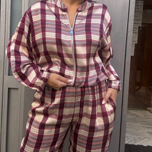 CONJUNTO DE BOMBER Y PANTALON DE CUADROS BURDEOS