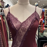 VESTIDO LENCERO ASIMETRICO BURDEOS CORTO