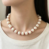 COLLAR HUESO Y CORAL BOLA MEDIANO