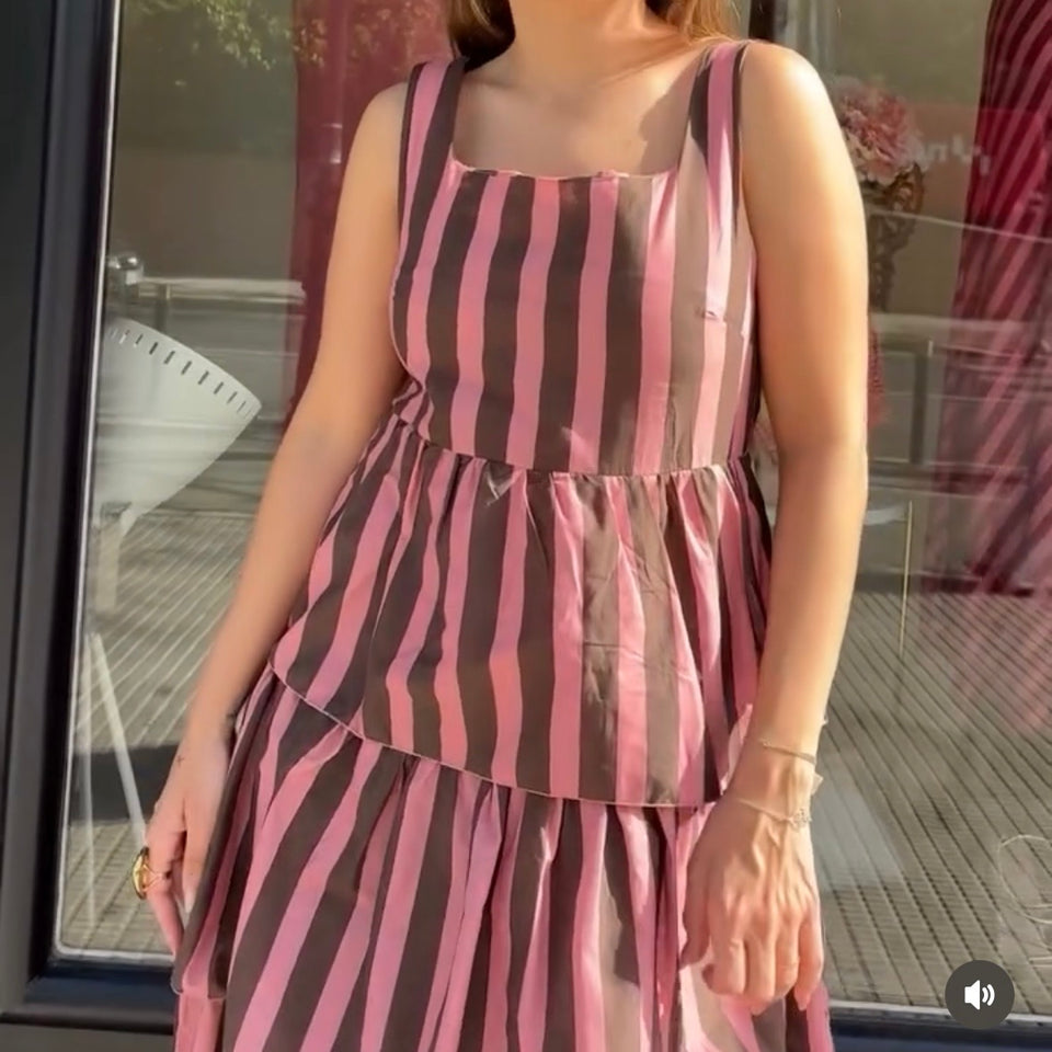 VESTIDO DE RAYAS MARRÓN Y ROSA CON VOLANTES