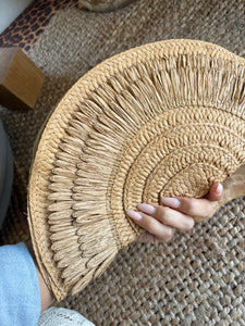 BOLSO DE MANO EFECTO RAFIA CAMEL