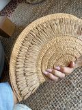BOLSO DE MANO EFECTO RAFIA CAMEL