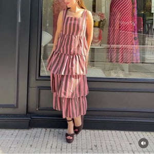 VESTIDO DE RAYAS MARRÓN Y ROSA CON VOLANTES