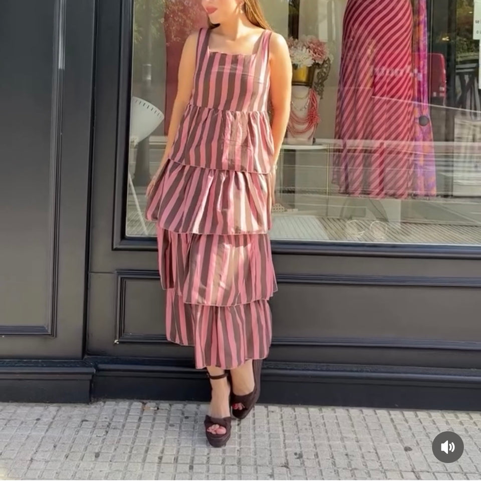VESTIDO DE RAYAS MARRÓN Y ROSA CON VOLANTES
