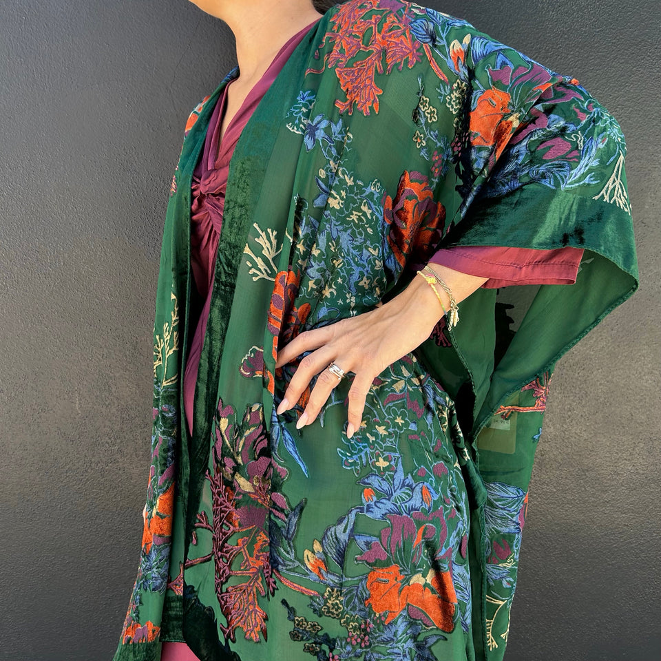 KIMONO CON DETALLES EN TERCIOPELO VERDE