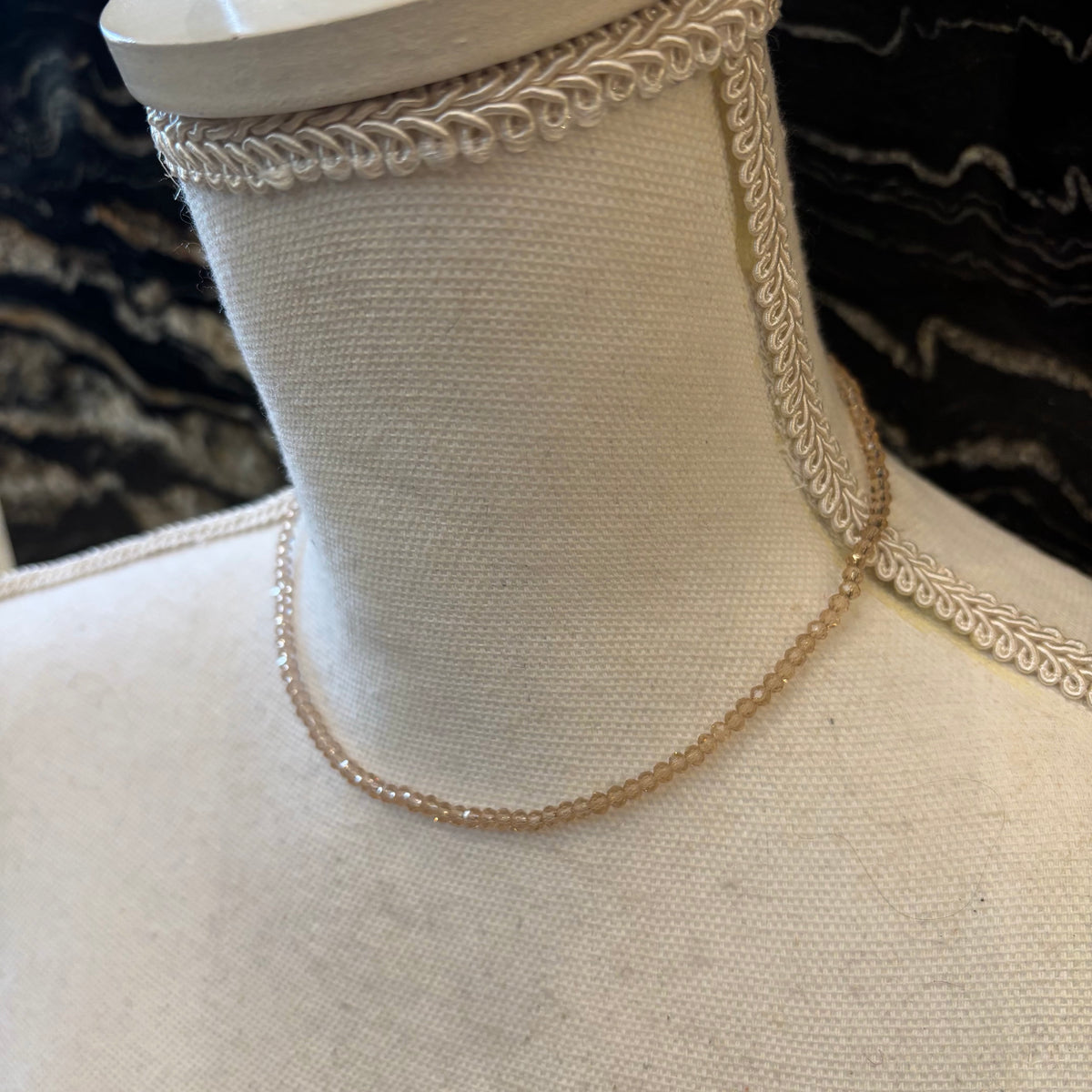 COLLAR CUENTAS MAQUILLAJE
