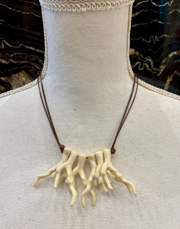 COLLAR DE CORDÓN Y COLGANTE CORAL BLANCO