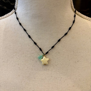 COLLAR CON NUDOS Y ESTRELLA BLANCA