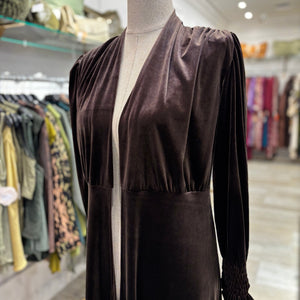 KIMONO DE TERCIOPELO CON MANGA FRUNCIDA MARRÓN
