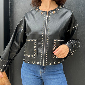 CHAQUETA DE POLIPIEL CON TACHUELAS
