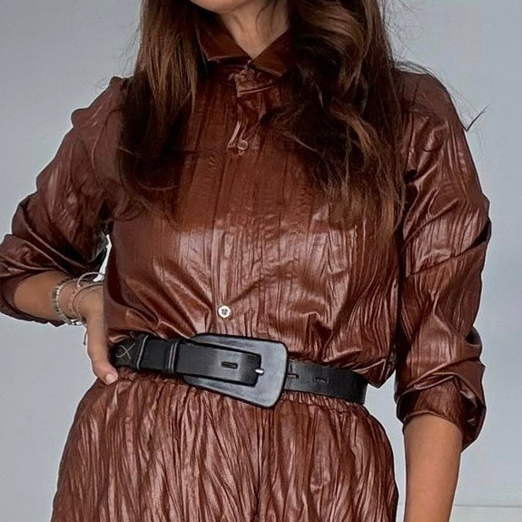 CAMISA ARRUGADA DE POLIPIEL MARRÓN