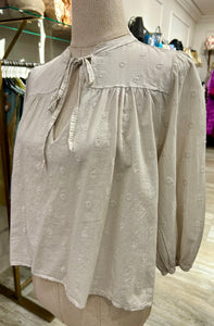 BLUSA BEIGE BORDADOS PEQUEÑOS