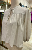 BLUSA BEIGE BORDADOS PEQUEÑOS