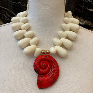 COLLAR MARFIL CARACOLA ROJA