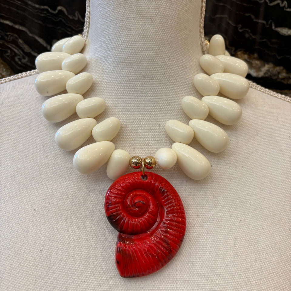 COLLAR MARFIL CARACOLA ROJA