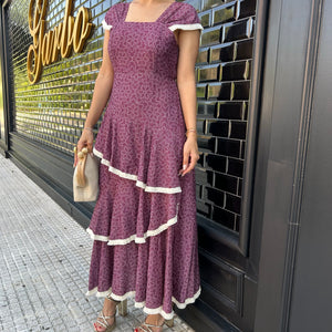 VESTIDO CON ESCOTE CUADRADO Y VOLANTES