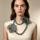 COLLAR BOLAS TELA Y FLOR GRIS VERDOSO