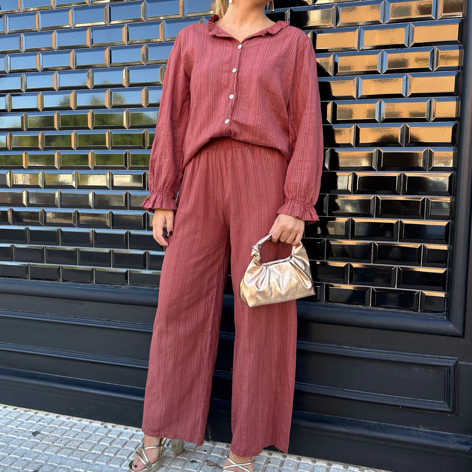 CONJUNTO DE PANTALON TEJA CON DETALLES DORADOS