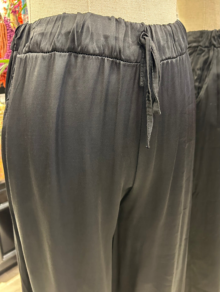 PANTALÓN SATINADO NEGRO