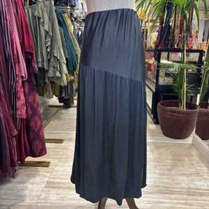 FALDA SATINADA CEJADA GRIS