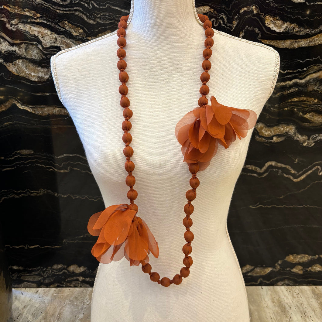 COLLAR LARGO DE FLORES DE TELA CALDERA